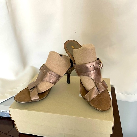 Aerosoles, golden sandals, med heel - Picture 1 of 4